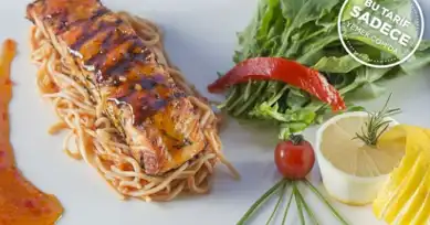 Baharatlı Somon ve Noodle Yemeği