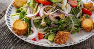 Lezzetli Balık Soslu Roka Salatası Tarifi