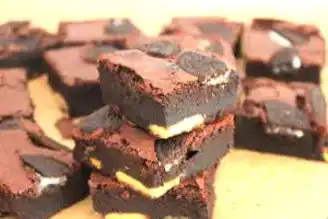 Muhteşem Beyaz Çikolatalı & Bisküvili Brownie Tarifi