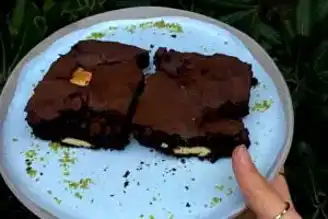 Böğürtlenli Beyaz Çikolatalı Brownie Tarifi