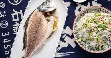 Buharda Pişmiş Lezzetli Çipura ve Pirinç Salatası