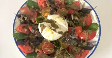 Lezzet Patlaması: Burrata Peynirli Yaz Salatası
