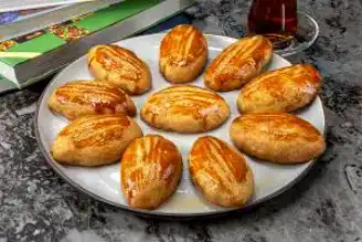 Nefis Cevizli Hurmalı Bayram Tatlısı Tarifi