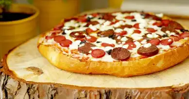 Bayat Ekmekten Lezzetli Ekmek Pizza Tarifi