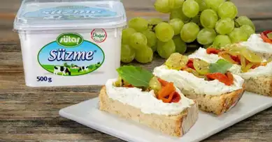 Taze Otlu Süzme Peynir ve Köz Biberli Ekmek Üstü