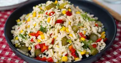 Renkli ve Lezzetli Erişte Salatası Tarifi