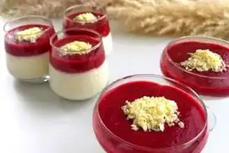 Nefis Frambuaz ve Çilek Soslu Muhallebi Tarifi