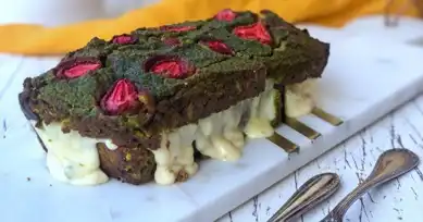 Glutensiz Ispanaklı Çilekli Kek Tarifi