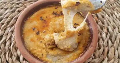 Güveçte Kaşarlı Humus: Farklı Bir Lezzet Deneyimi