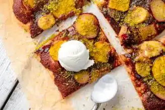 Yazın En Nefis Tatlısı: Çikolatalı Meyveli Pizza Tarifi