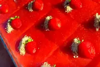 Nefis Çilekli Borcam Pastası Tarifi