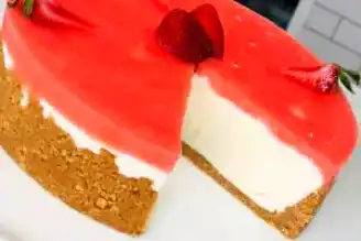 Ev Yapımı Lezzetli Çilekli Cheesecake Tarifi