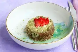 Nefis Çilekli Pişmeyen Tart Tarifi