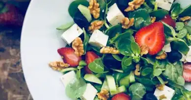 Yaz Güneşine Uygun Çilekli Semizotu Salatası Tarifi