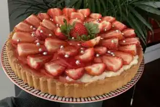 Nefis Çilekli Tart Tarifi