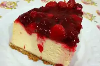 Çilekli Vişneli Cheesecake Tarifi