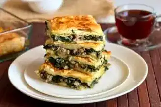 Çıtır Ispanaklı Kıymalı Börek Tarifi