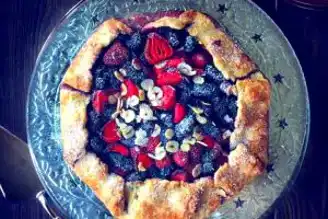 Kıyır Kıyır Karadut ve Çilekli Galette Tarifi