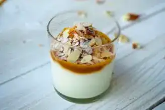 Karamel Soslu Milföy Kırıntılı Muhallebi Tarifi