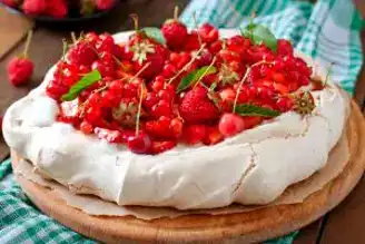 Nefis Kırmızı Meyveli Pavlova Tarifi