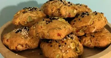 Pırasalı ve Kuru Domatesli Tam Buğday Poğaça Tarifi