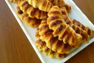 Yumuşacık Kıymalı Ay Poğaçası Tarifi