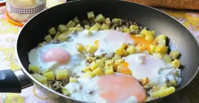 Nefis Kıymalı Patatesli Yumurta Tarifi