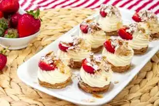 Kıyır Kıyır Çilekli Milföy Tartolet Tarifi