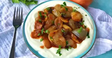 Nar Ekşili Karamelize Soğan Mezesi Tarifi