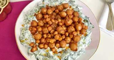 Nohutlu Bulgur Köfteli Semizotu Salatası Tarifi