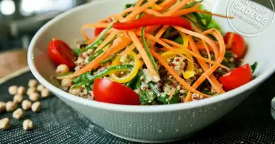 Nefis Nohutlu Kinoa Salatası Tarifi