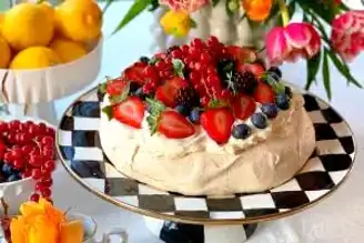 Nefis Orman Meyveli Pavlova Tarifi