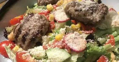 Parmesanlı Köfte Salatası Tarifi