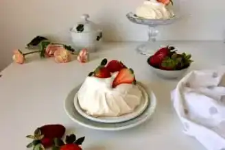 Nefis Pavlova Tarifi: Pratik ve Lezzetli Bir Tatlı