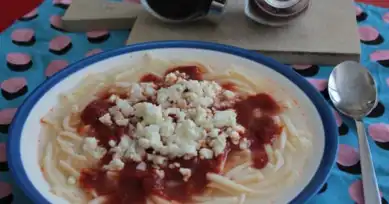 Nefis Salçalı Soğanlı Sulu Erişte Tarifi