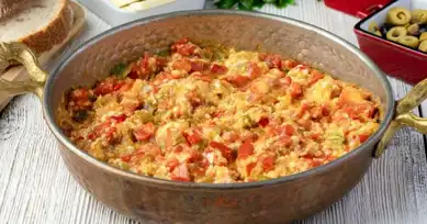 Kolay ve Lezzetli Soğanlı Menemen Tarifi