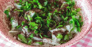 Nefis Sumaklı Soğan Salatası Tarifi