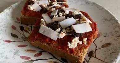 Tavada Diyet Ekmek Pizza: 155 Kaloriyle Lezzet Şöleni!