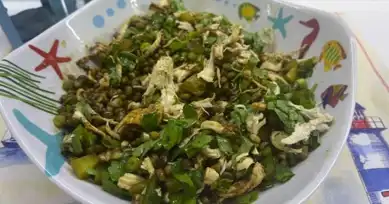 Tavuklu Kaparili Maş Fasulyesi Salatası Tarifi
