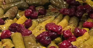 Nefis Vişneli Zeytinyağlı Yaprak Sarma Tarifi