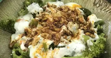 Nefis Yoğurtlu Cevizli Brokoli Salatası Tarifi