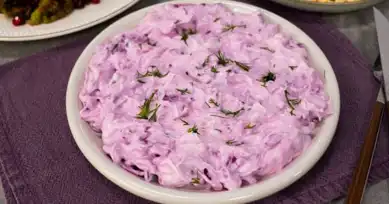 Nefis Yoğurtlu Kırmızı Lahana Salatası Tarifi