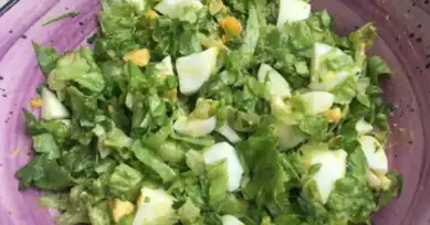 Nefis Yumurtalı Marul Salatası Tarifi