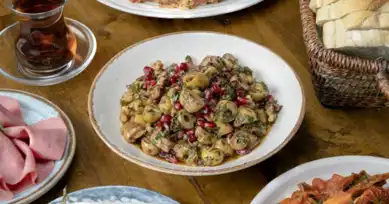 Nefis Zahterli Ekşili Zeytin Salatası Tarifi