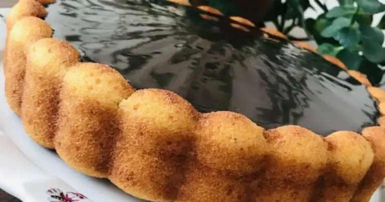 Çikolata Soslu Nemli Tart Kek Tarifi