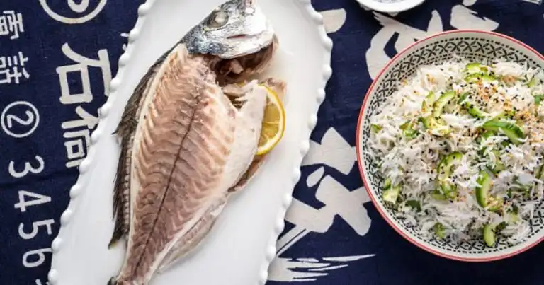 Buharda Pişmiş Lezzetli Çipura ve Pirinç Salatası