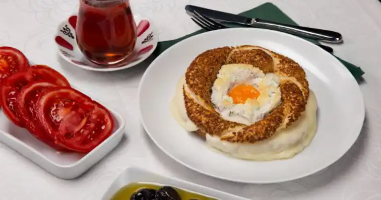 Kabaran Yumurta & Peynirli Simit Kahvaltısı