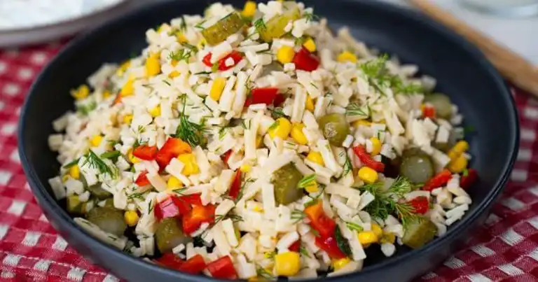 Renkli ve Lezzetli Erişte Salatası Tarifi