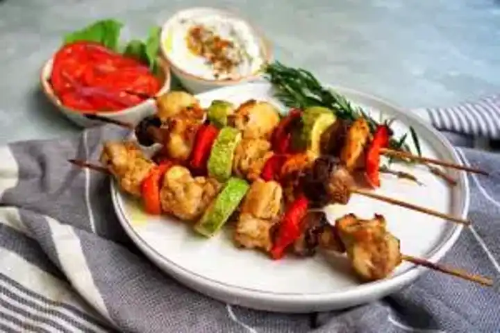 Fırında Lezzet Şöleni: Nefis Tavuk Şiş Tarifi