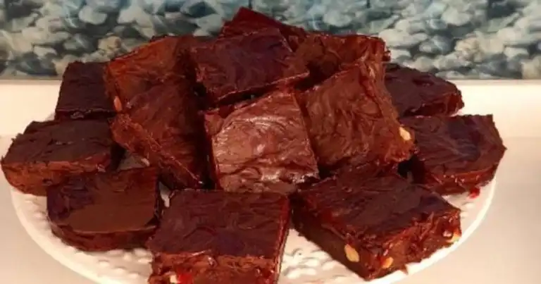 Nefis Çikolata & Frambuaz Soslu Brownie Tarifi